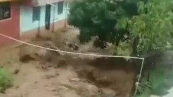 Vídeo: Um homem foi meio enterrado e aumentos repentinos entre emergências devido às chuvas em Antioquia