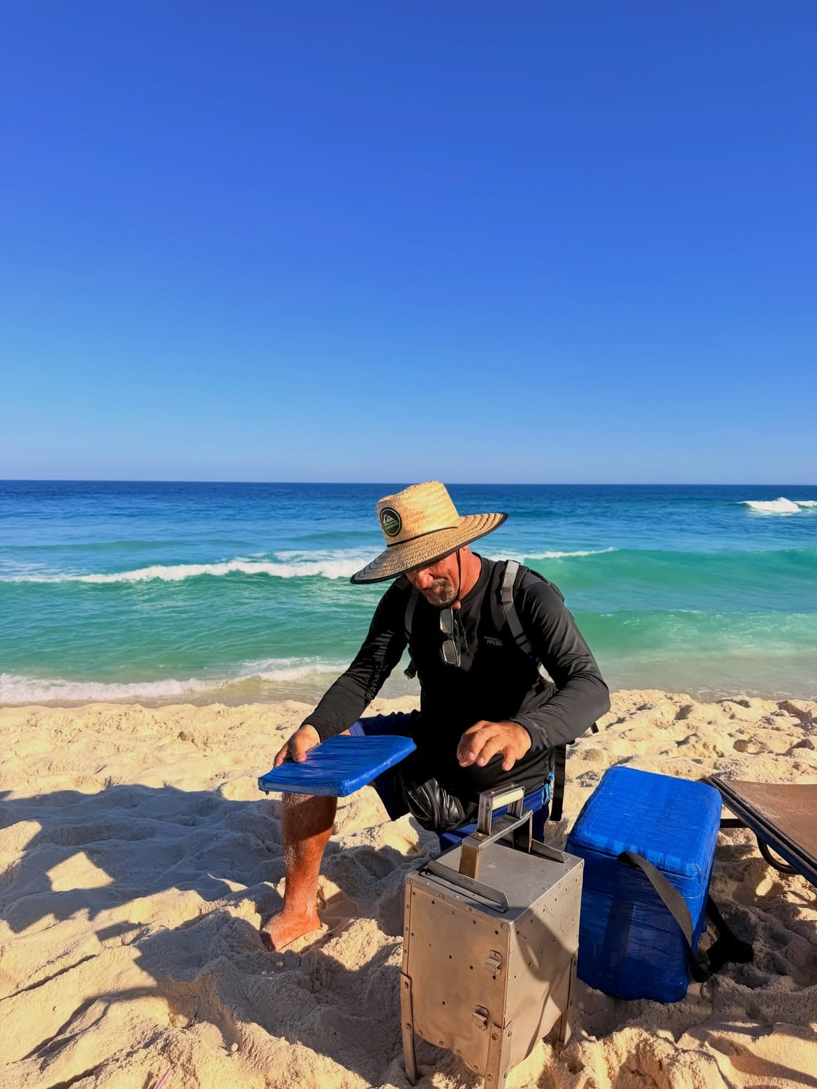La modelo aprovechó para comer el clásico playero de Brasil