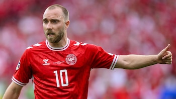 Eriksen da otro susto tras desplomarse en pleno partido con Dinamarca