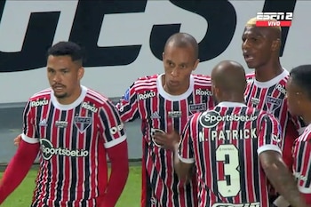 Miranda ganó por arriba a la defensa ayacuchana y marcó el empate.