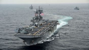 El Comando Central informó que también dejó fuera de servicio una embarcación y difundió imágenes de las operaciones realizadas desde el barco de asalto anfibio USS Boxer (AFP)
