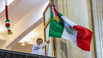 Salomón Jara politiza el Grito en Oaxaca: lanza vivas a Sheinbaum y la Cuarta Transformación