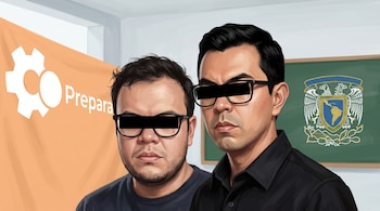 Ilustración de dos hombres con anteojos y ojos censurados, con una lona naranja y un pizarrón verde que tiene un escudo dibujado.