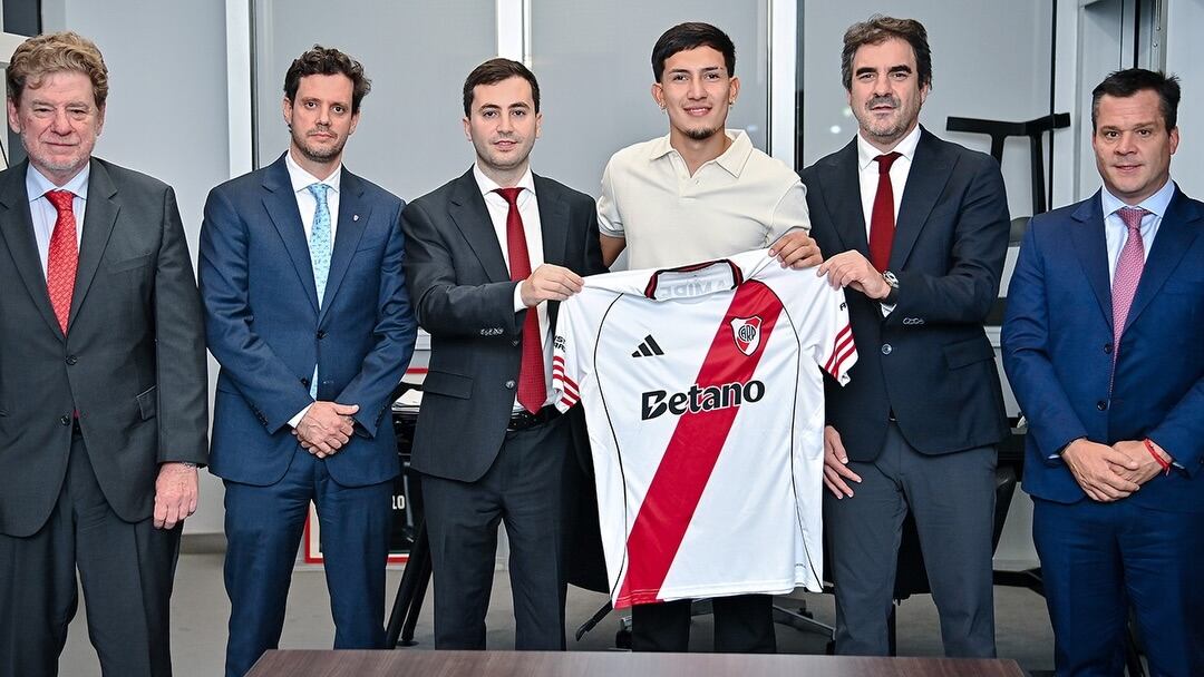 Tobías Ramírez junto al presidente Stefano Di Carlo y los dirigentes Andrés Ballotta (vicepresidente), Mariano Taratuty (vicepresidente), Agustín Forchieri (secretario general) y Guillermo Laje (tesorero)