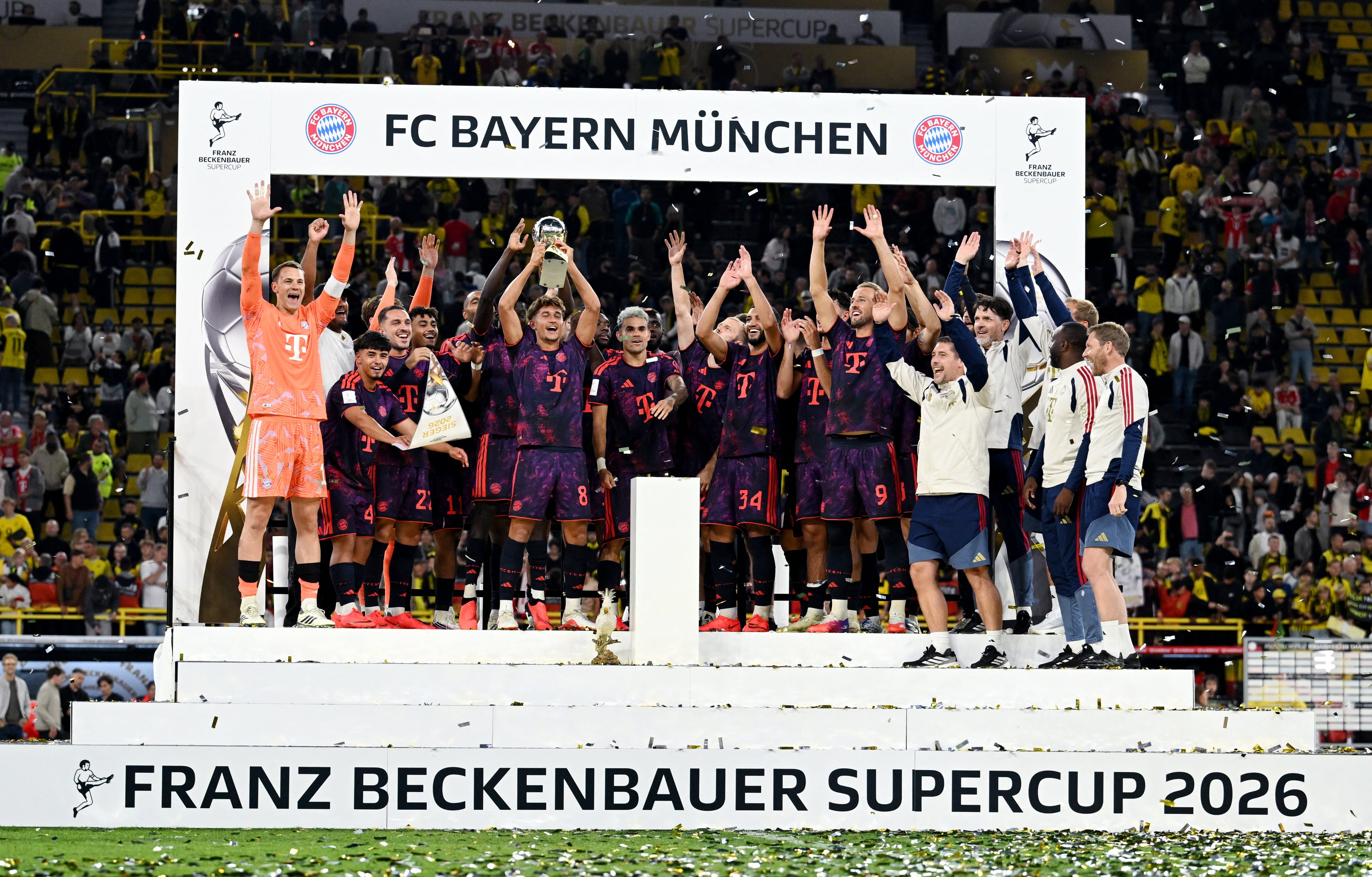 Tom Bischof, del Bayern Múnich, levanta el trofeo junto a sus compañeros tras ganar la final de la Supercopa DFL-crédito Teresa Kroeger/REUTERS