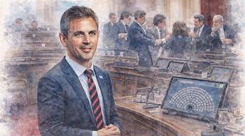 Ilustración acuarela de un hombre sonriente en traje y corbata, con un broche en la solapa, de pie ante una sala de sesiones con figuras borrosas.