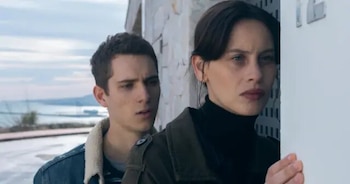 Milena Smit junto a Hugo