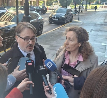 Los abogados de los padres acusados de encerrar a sus hijos en un chalet en Fitoria, Javier Muñoz y Elena González, atienden a los medios de comunicación a la entrada del juicio.