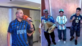 Imagen partida: Un joven con cabello rubio canta en un micrófono; tres hombres con camisetas de Argentina bailan, uno toca el acordeón.