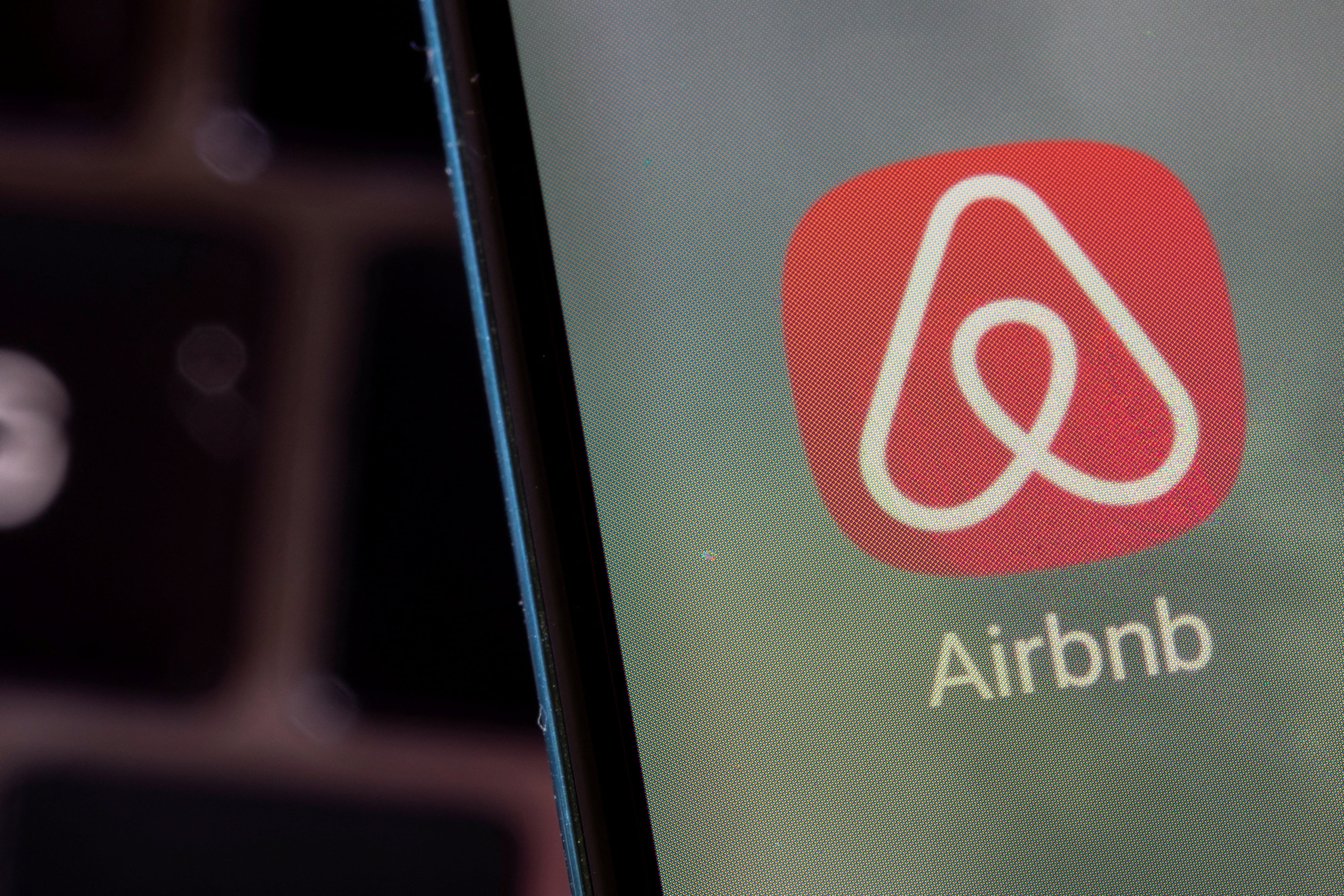 Airbnb prohíbe a los anfitriones exigir tareas de limpieza como fregar vajilla o retirar la ropa de cama - REUTERS/Dado Ruvic/Illustration/File Photo