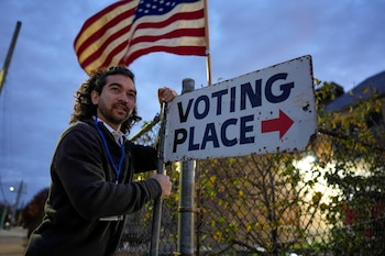 El trabajador electoral Sean Vander Waal se prepara para abrir un centro de votación el martes 5 de octubre de 2024, en Dearborn, Michigan. (AP Foto/Charlie Neibergall)