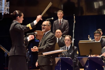 La interpretación del Himno Nacional Argentino estuvo a cargo del tenor Franco Dalfovo, iniciando una noche de diversidad musical