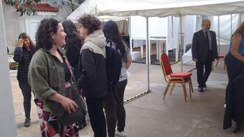 Argentinos realizan la fila en