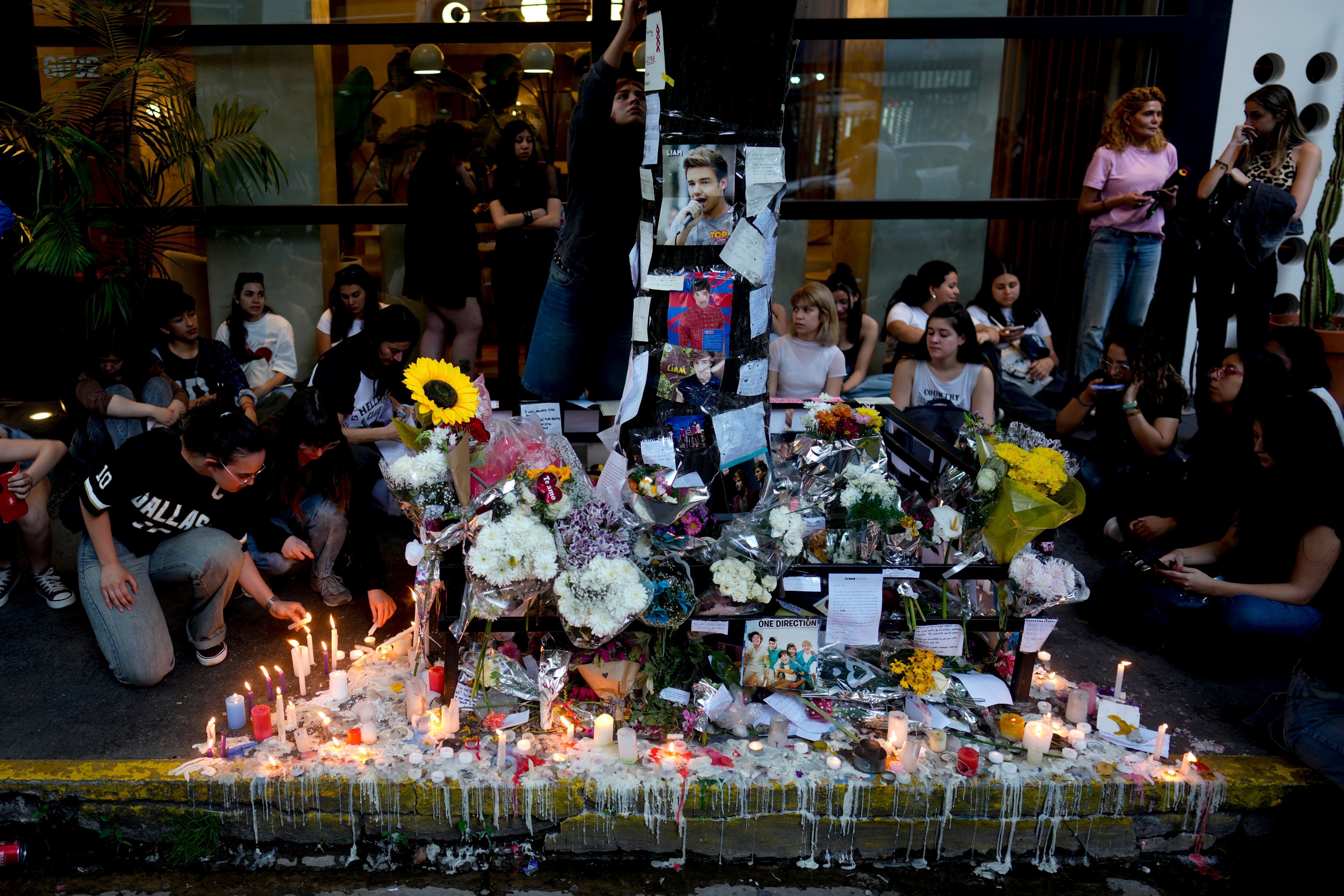 El altar que armaron sus fans a las afueras del hotel donde murió Payne (AP Foto/Natacha Pisarenko)