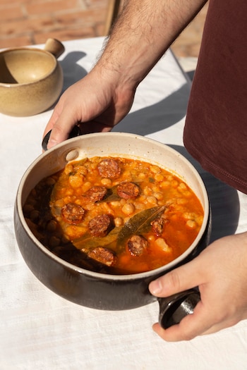 Platos contundentes como los potajes suelen apetecer más en los meses fríos (Magnific)