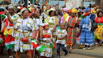Surinameses celebrando su día de