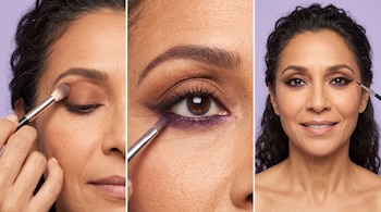 Tres imágenes del rostro de una mujer durante la aplicación de sombras con pinceles y el delineado de sus ojos ante un fondo lila.