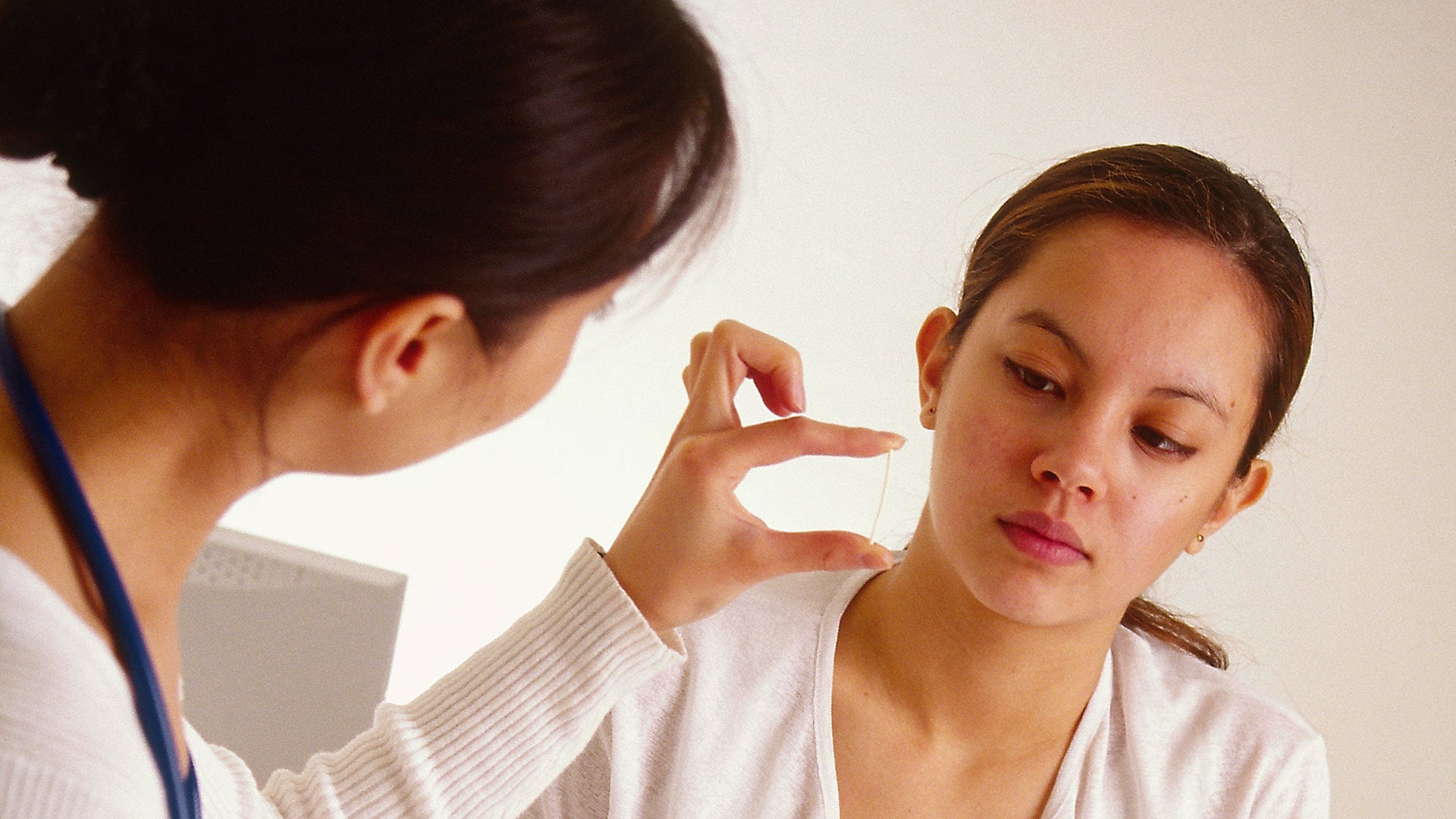 Un médico fue capturado por haber colocado implantes caducados - crédito Getty Images