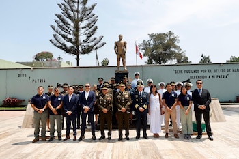 Autoridades militares y civiles posan