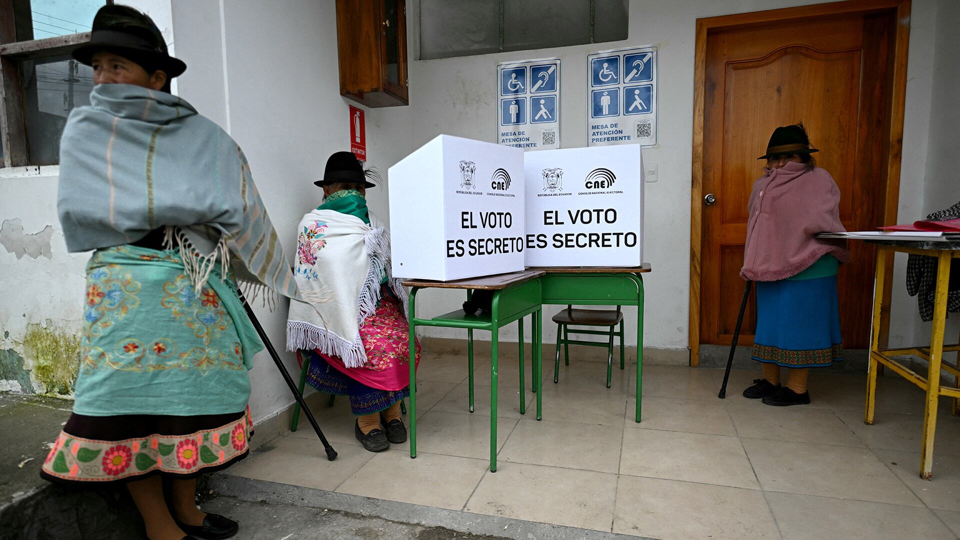 Indígenas kichwa kayambi ecuatorianos hacen fila en un centro de votación durante la segunda vuelta de las elecciones presidenciales en Cangahua, provincia de Pichincha, Ecuador, el 13 de abril de 2025. El presidente saliente, de derecha, Daniel Noboa, se enfrenta a una reñida contienda contra su carismática rival de izquierda, Luisa González, quien aspira a convertirse en la primera mujer presidenta del país. (Foto de Luis Acosta / AFP)