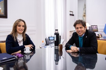 Axel Kicillof junto a Malena