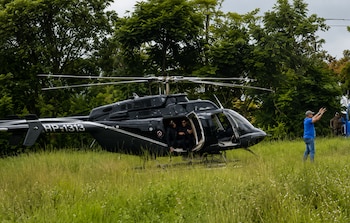 El helicóptero que trasladó a Alexander Ardón aterrizó en medio de la expectativa de cientos de pobladores. (Foto: Cortesía)
