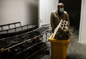 Un trabajador limpia los escombros