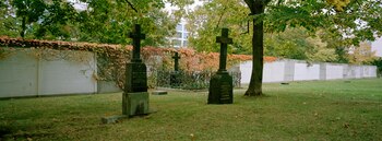 Cruces de un cementerio frente a los restos del Muro de Berlín en el centro de la capital alemana