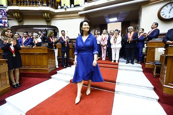 Zapatos nude y labial rojo: los detalles de beauty que completaron el look presidencial de Keiko Fujimori. Congreso de la República