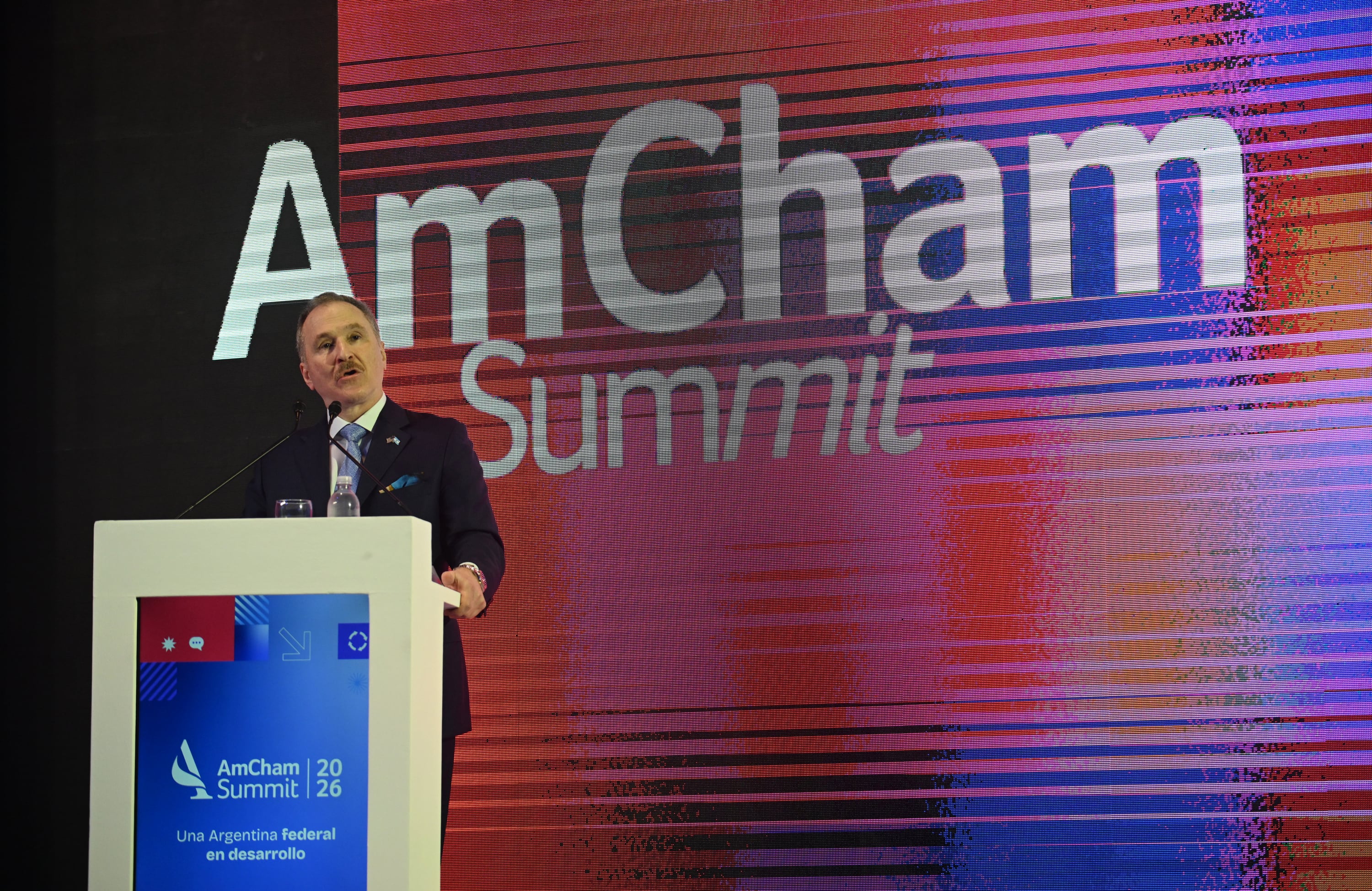 El embajador Peter Lamelas habla durante el AmCham Summit 2026 (Fotografía: Maximiliano Luna)