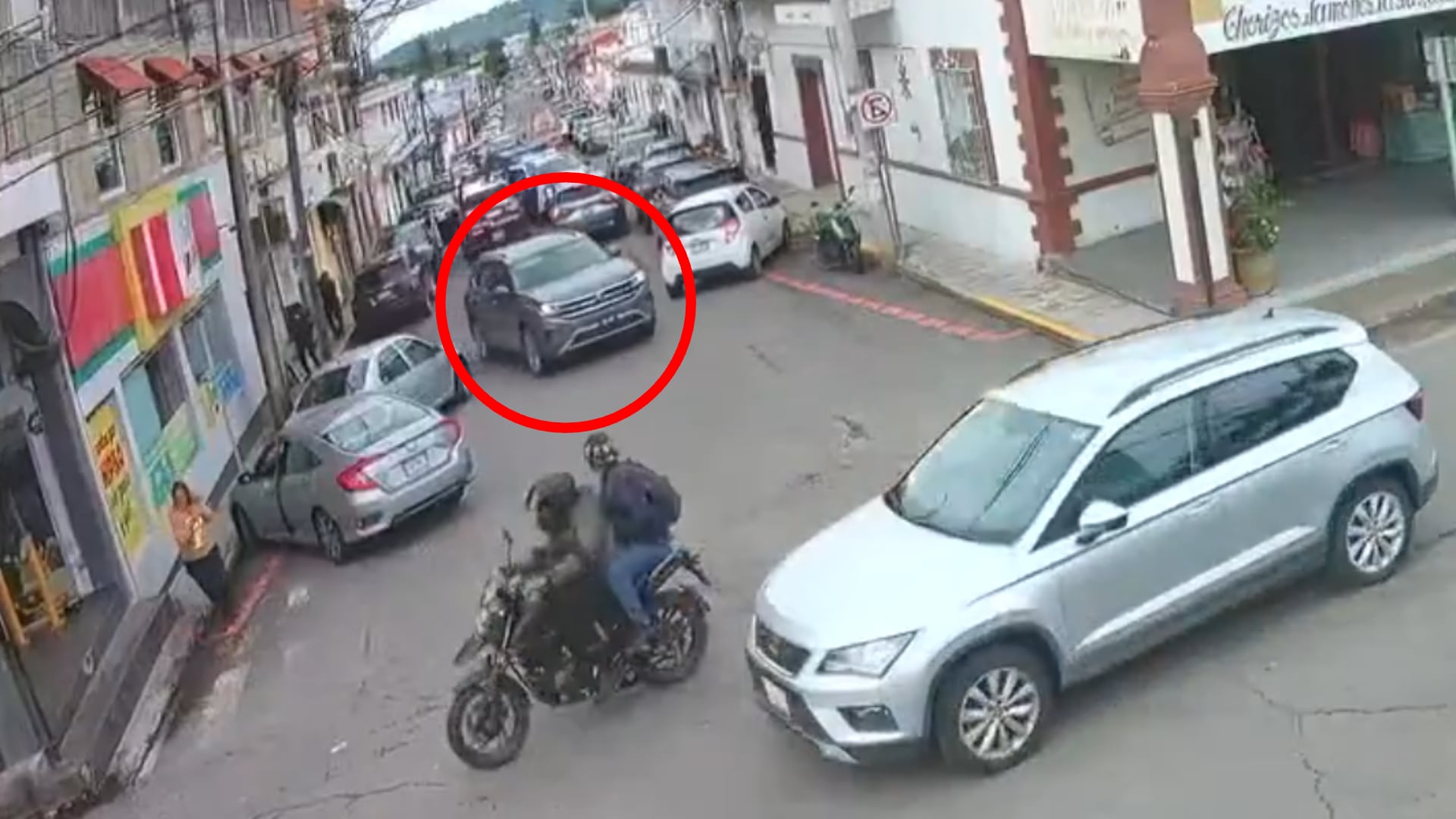 Una cámara de seguridad captó la fuga de los agresores. Crédito: Redes Sociales