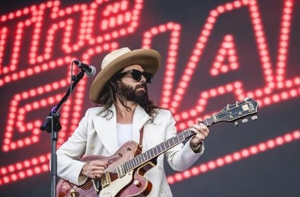 El músico, fiel a su estilo, tocará la guitarra y será voz en la nueva banda The Guapos. (Ig: @theguaposoficial)