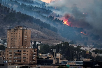 El humo y el fuego cubren la zona tras los ataques con cohetes desde el Líbano cerca de Kiryat Shmona, en el norte de Israel (Reuters/Ayal Margolin)