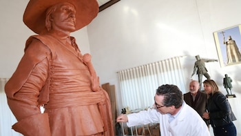 Pérez-Reverte asistirá a la inauguración del monumento al Capitán Alatriste