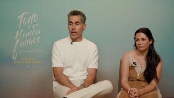 El director de 'Todo lo que nunca fuimos', Jorge Alonso, y la autora y coguionista Alice Kellen, durante su entrevista con Infobae.