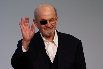 Salman Rushdie: “El libro más valioso que tengo es mi pasaporte”.