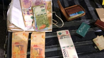 Dinero y documentos que le