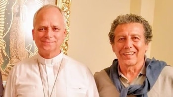 Robert Prevost al lado de