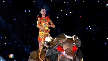 Katy Perry deslumbra con vestido