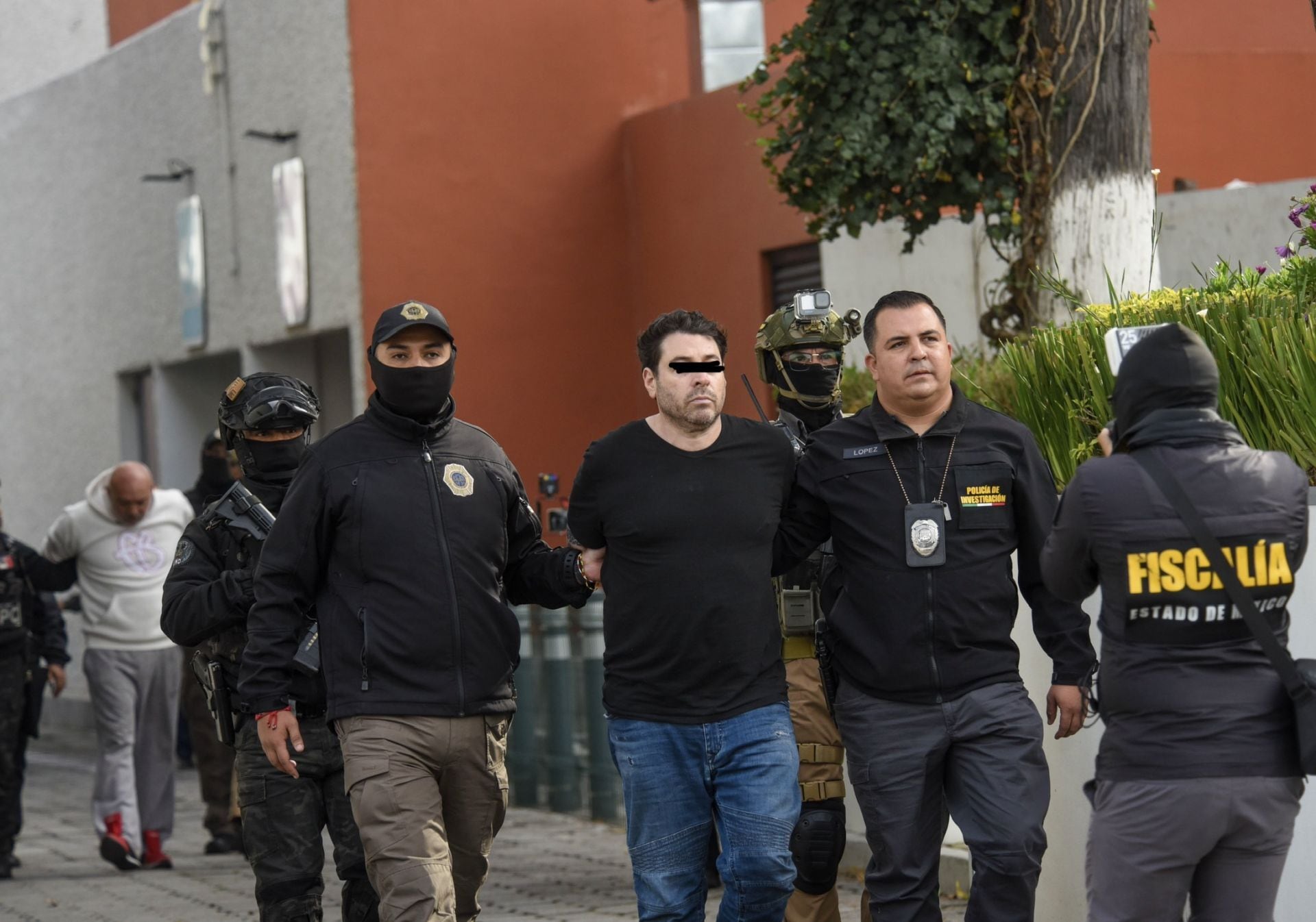 TOLUCA, ESTADO DE MÉXICO, 04SEPTIEMBRE2026.- Diego Sebastián “N” y Gerardo “N”, presuntos implicados en el multihomicidio de Atizapán, donde perdieron la vida Jonathan Meléndez, tecladista de Camilo Séptimo, su esposa embarazada, su pequeña hija de 3 años, una joven trabajadora y su mascota. FOTO: CRISANTA ESPINOSA AGUILAR/CUARTOSCURO.COM