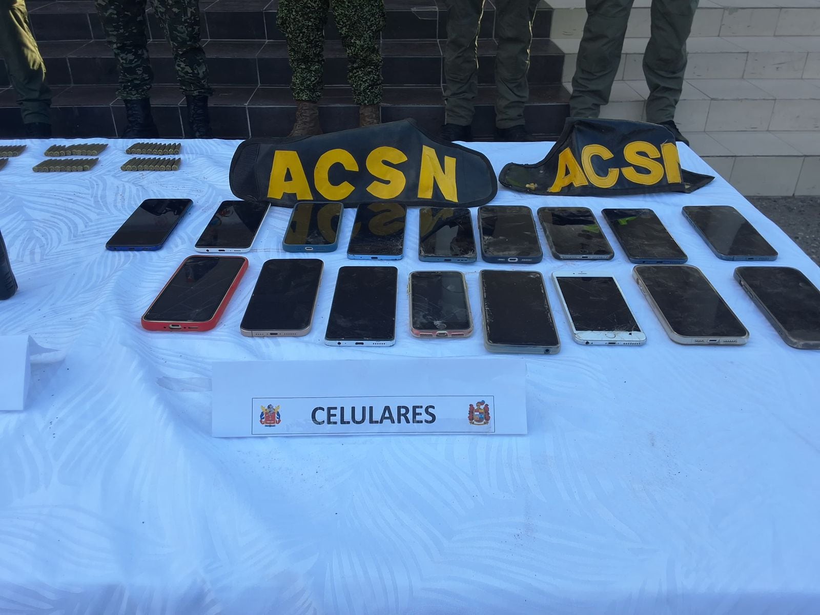 Los militares encontraron teléfonos y prensas simbólicas de las Autodefensas Conquistadoras de la Sierra - crédito Ejército Nacional