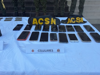 Los militares encontraron teléfonos y prensas simbólicas de las Autodefensas Conquistadoras de la Sierra - crédito Ejército Nacional