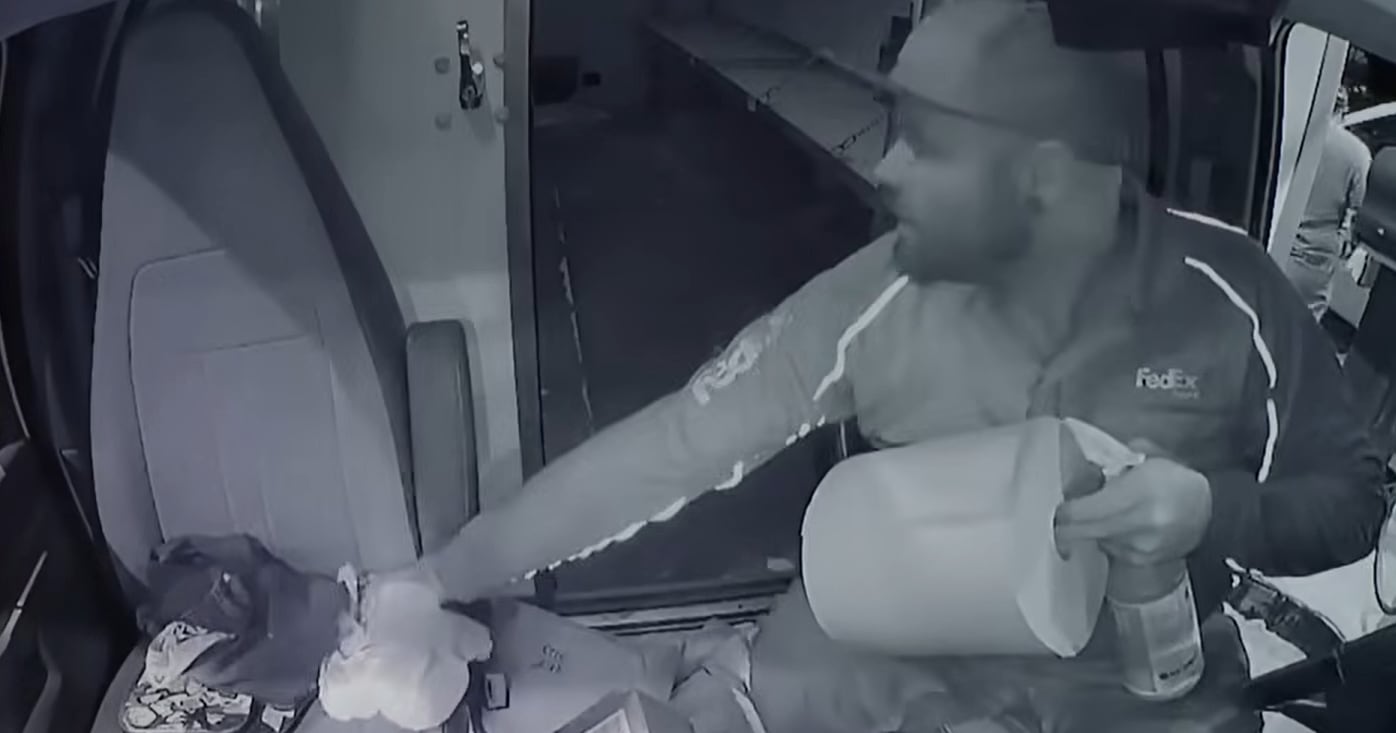 El juicio a Tanner Horner en Fort Worth mostró videos donde limpia la furgoneta de FedEx tras asesinar a Athena Strand, niña de 7 años, en noviembre de 2022 (Court TV)