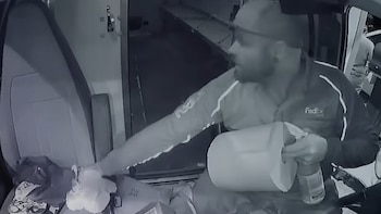 Imágenes clave: así limpió el repartidor de FedEx la camioneta luego de asesinar a la niña de 7 años