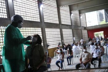 Un trabajador sanitario toma una