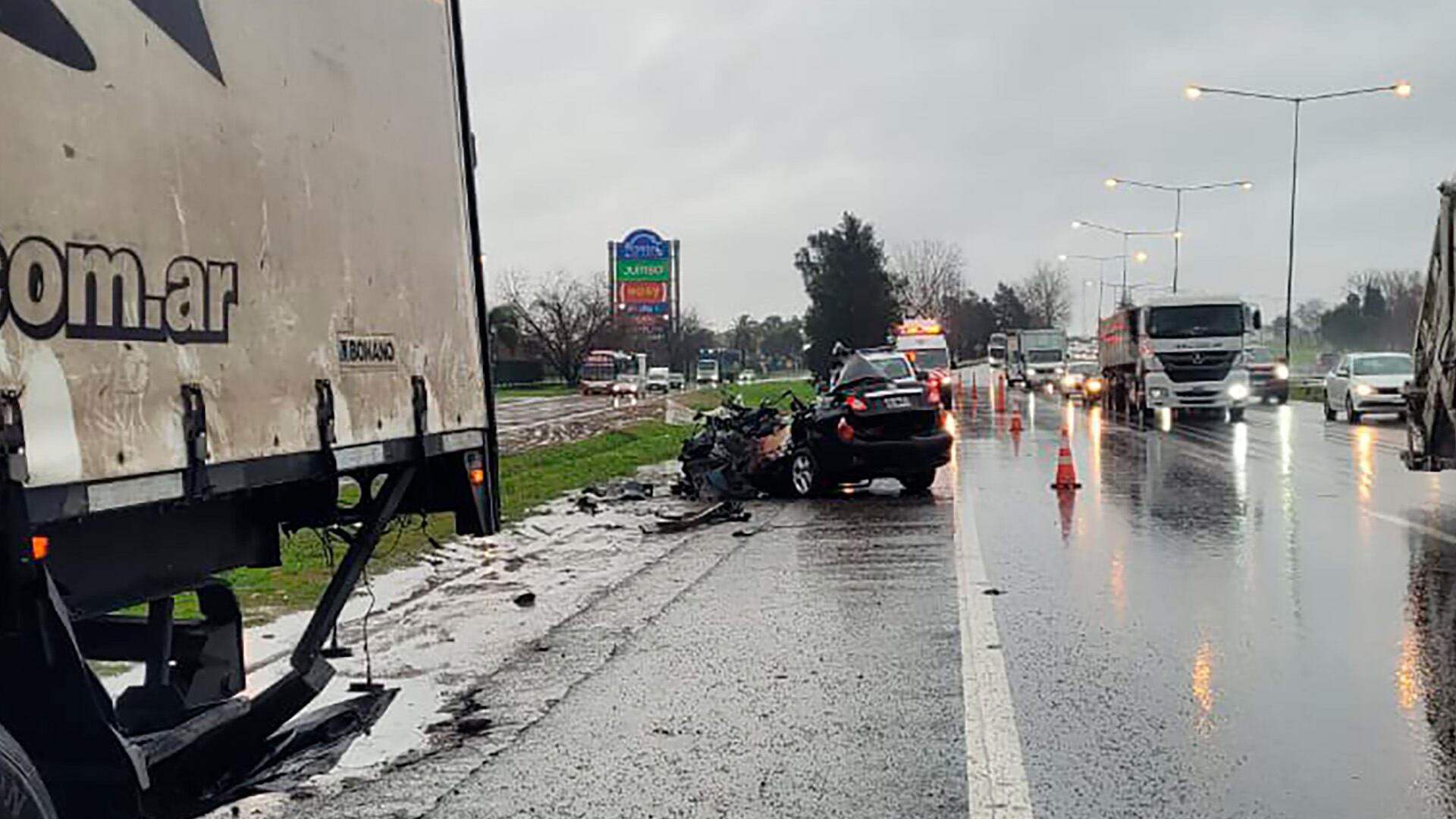 Un automóvil impactó contra un camión con acoplado y falleció una persona (@AuSol_AR).