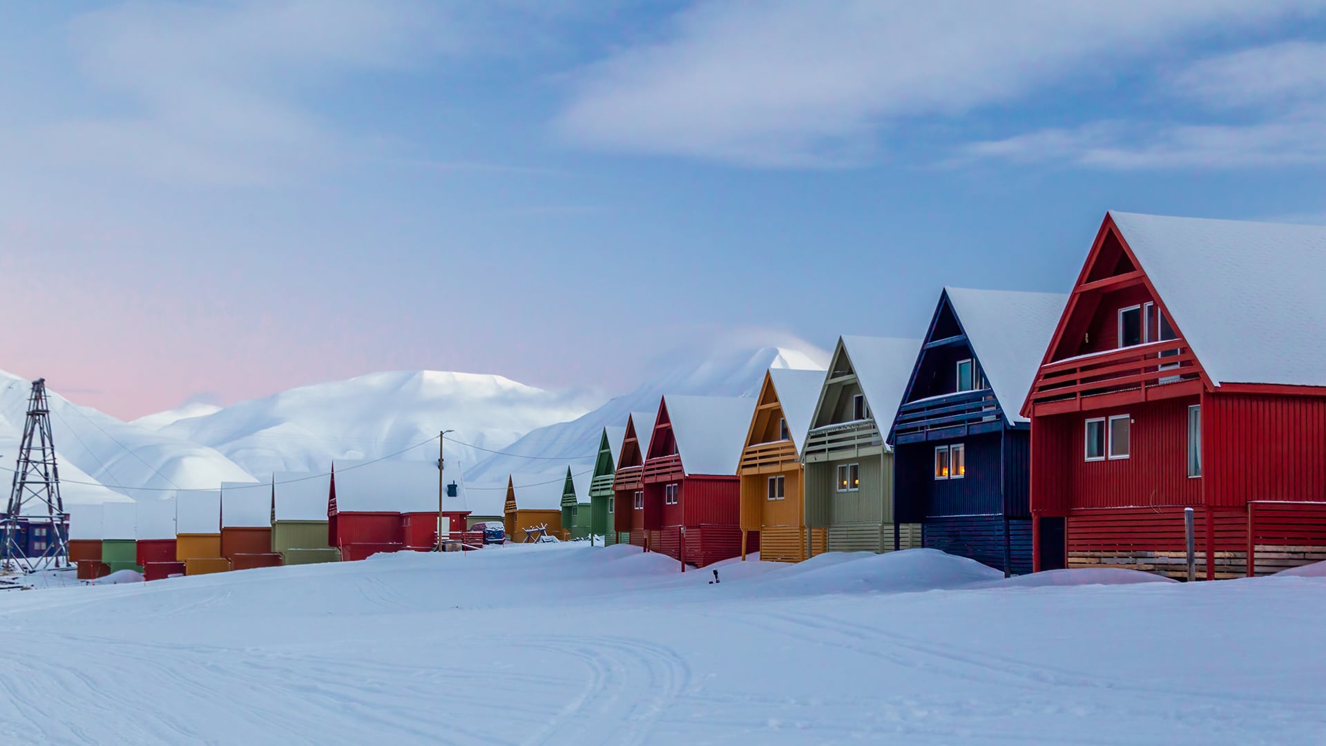 Las autoridades de Longyearbyen restringieron el consumo de agua de red tras detectar la filtración de metales pesados desde las rocas del subsuelo. (Freepik)