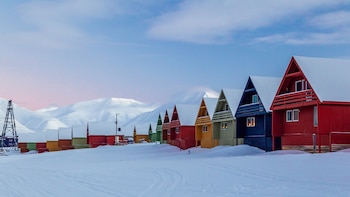 El drama climático que vive un pueblo de Europa: glaciares que retroceden, agua contaminada y casas en riesgo por avalanchas