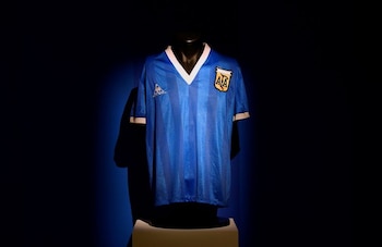 La camiseta que usó el futbolista argentino Diego Maradona en los cuartos de final de la Copa del Mundo de 1986 contra Inglaterra se muestra antes de ser subastada por Sotheby's, en Londres, Gran Bretaña, el 20 de abril de 2022. (REUTERS/Toby Melville)