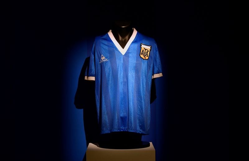 La camiseta que usó el futbolista argentino Diego Maradona en los cuartos de final de la Copa del Mundo de 1986 contra Inglaterra se muestra antes de ser subastada por Sotheby's, en Londres, Gran Bretaña, el 20 de abril de 2022. (REUTERS/Toby Melville)